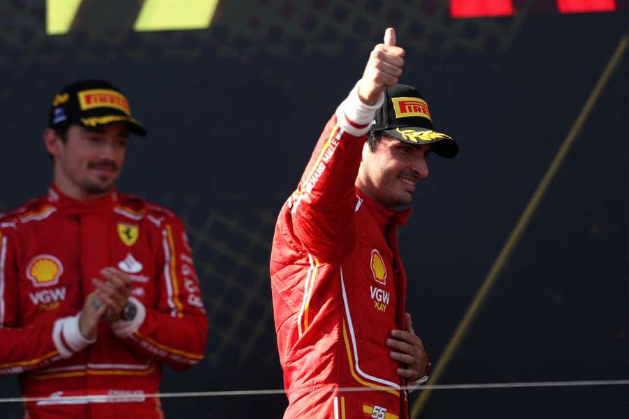Leclerc applaudit Sainz.