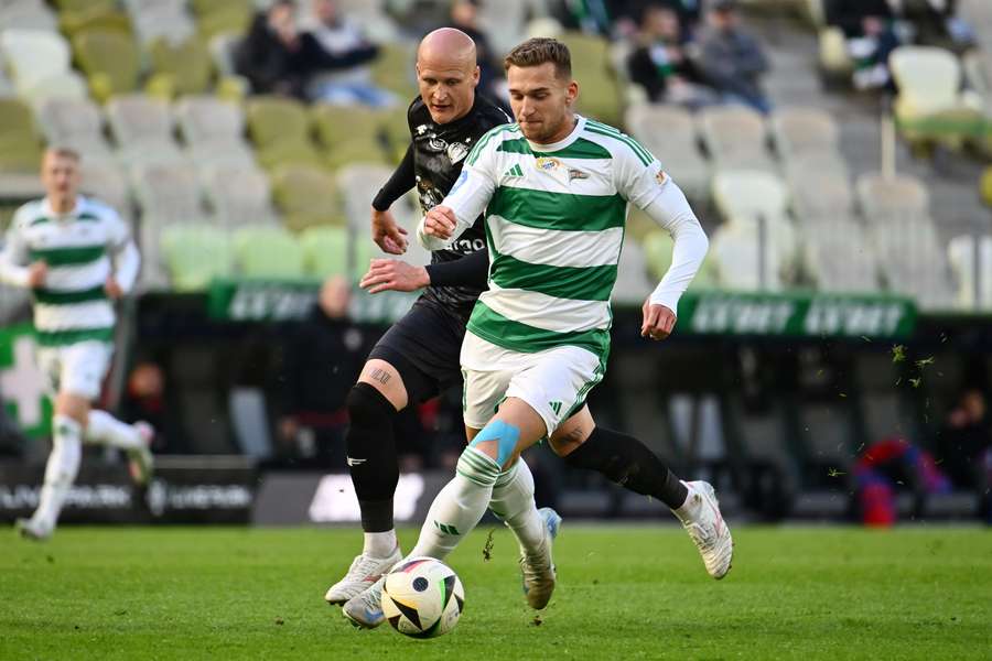 Zawodnik Lechii Gdańsk Bohdan Viunnyk (P) i Jakub Czerwiński (L) z Piasta Gliwice