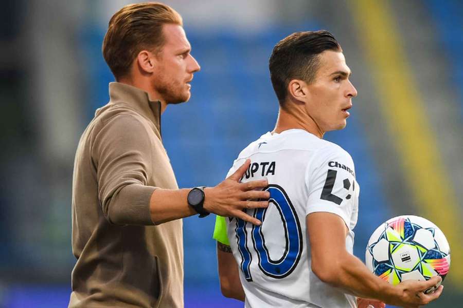 Trenér Slovanu Liberec Radoslav Kováč se po první půli utkání na Dukle hodně zlobil.