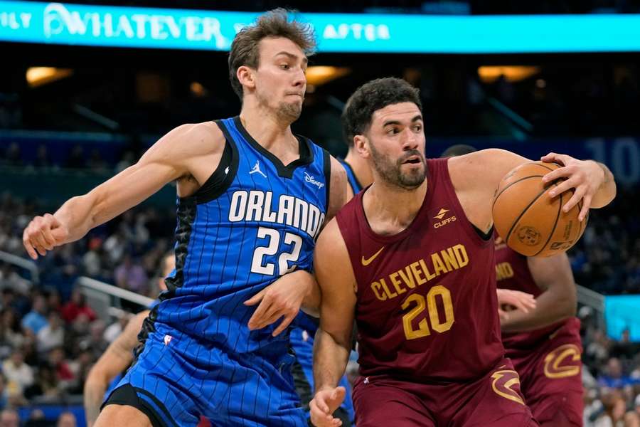 NBA Round-up: Franz Wagner (l.) im Duell mit Cleveland-Forward Georges Niang.