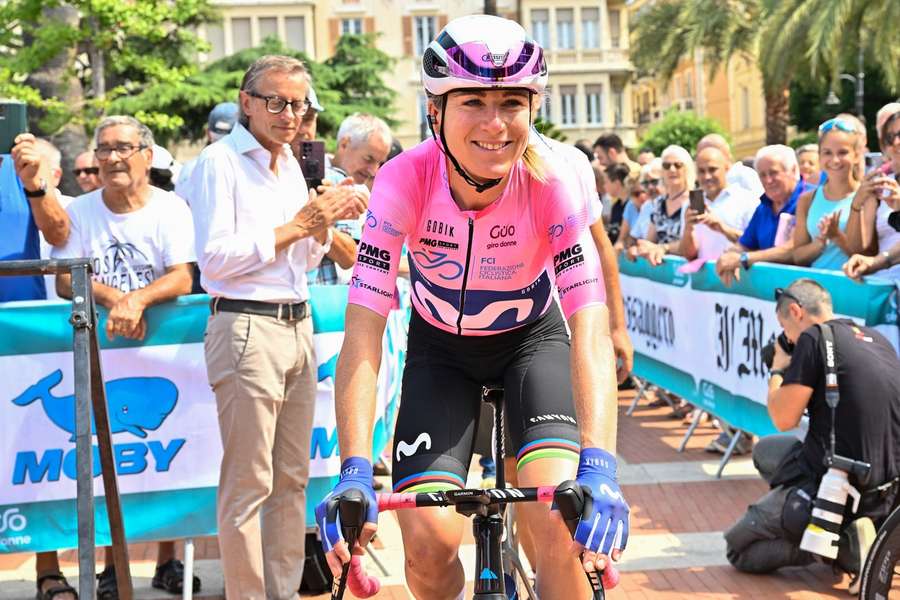 Annemiek van Vleuten in de roze leiderstrui van de Giro Donne