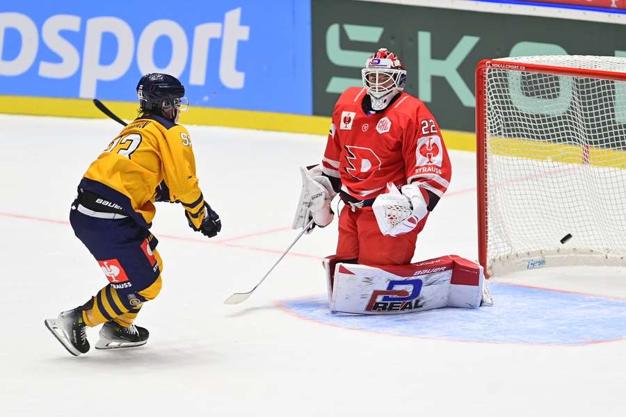 Kim Nieminen z Lukka právě překonal pardubického Romana Willa v úvodním zápase čtvrtfinále play off hokejové Ligy mistrů.