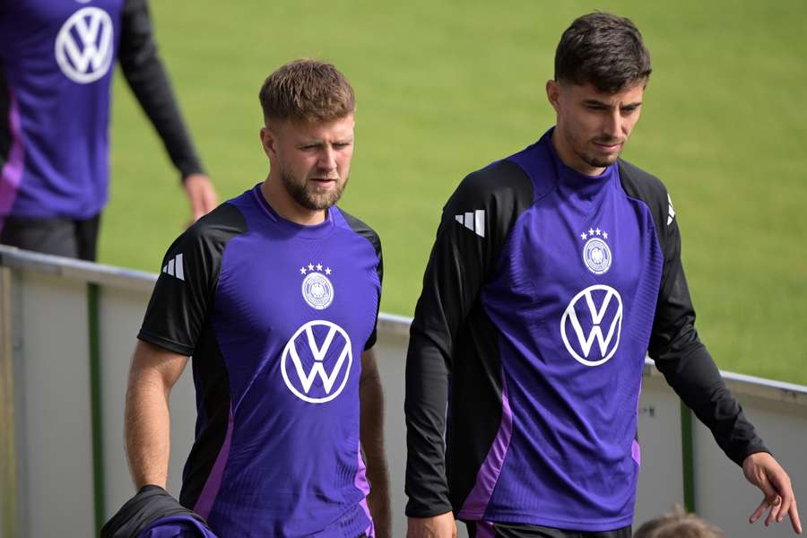 Niclas Füllkrug (l.) und Kai Havertz müssen an Weihnachten ran