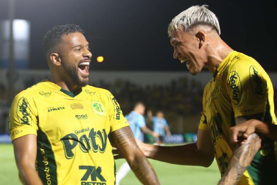 Reinaldo celebra gol marcado contra seu ex-clube