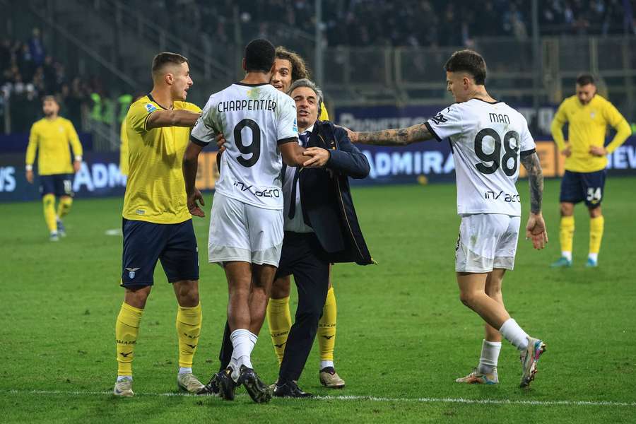 Gabriel Charpentier (centru) și Dennis Man, în timpul unui duel Parma - Lazio din Serie A, anul 2024 Gabriel Charpentier (centru) și Dennis Man, în timpul unui duel Parma - Lazio din Serie A, anul 2024