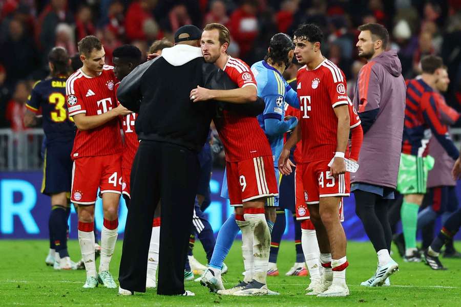 Kompany umarmt Kane Kompany umarmt Kane