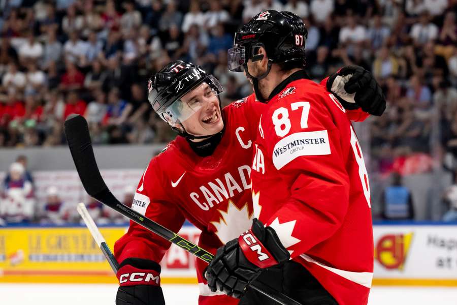 Celebrini a Crosby sú najväčšími hviezdami Kanady. 