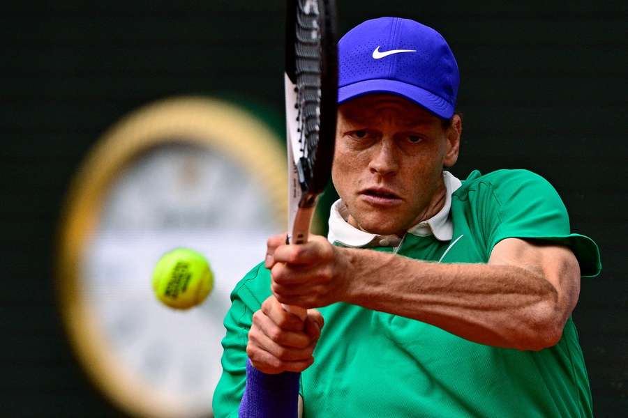 Sinner v čtvrtfinálovém zápase French Open.
