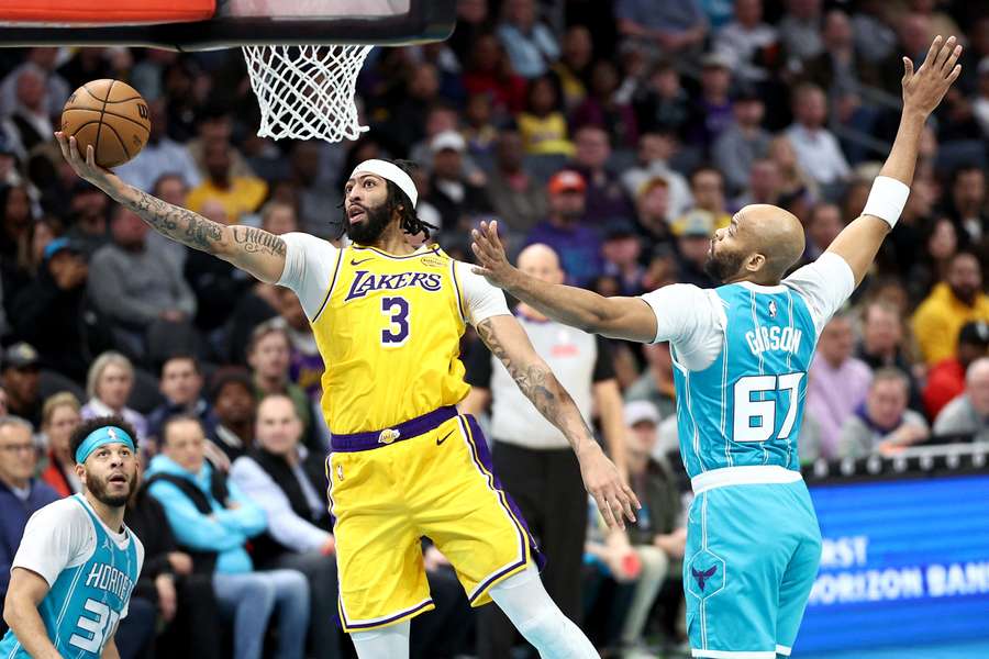 Anthony Davis cette nuit (à gauche).