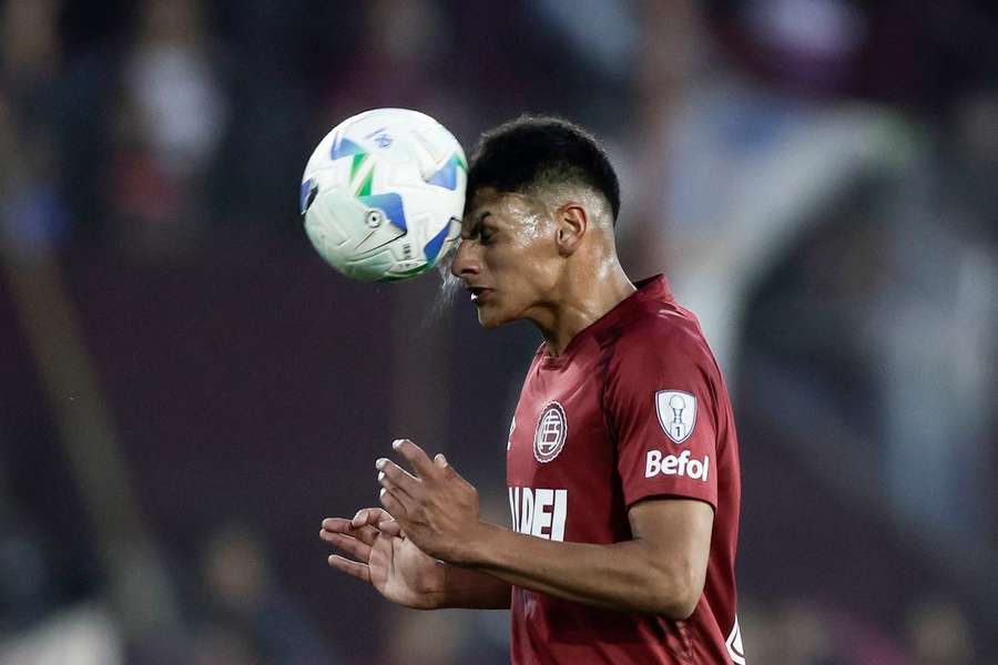 Agustin Medina cabeceia uma bola