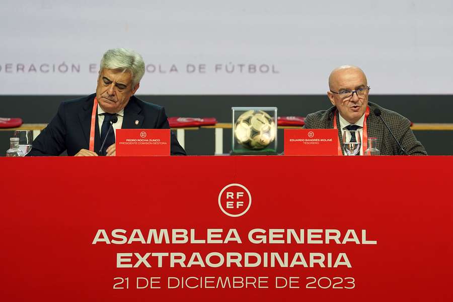 Pedro Rocha, presidente en funciones de la RFEF, a la izquierda de la imagen