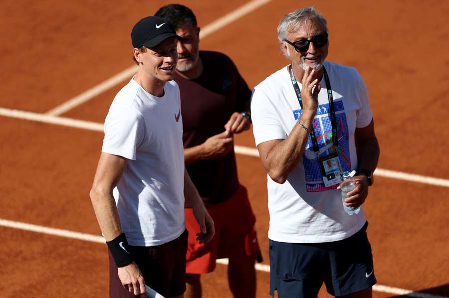 Sinner com o ex-treinador esportivo Marco Panichi