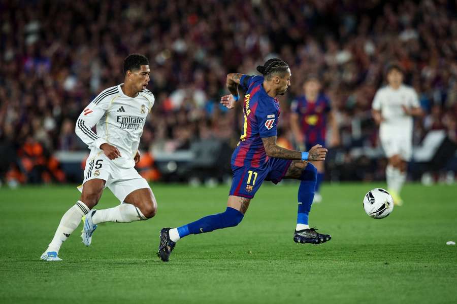 Bellingham, ante Raphinha, en el Clásico de la pasada temporada en el Camp Nou Bellingham, ante Raphinha, en el Clásico de la pasada temporada en el Camp Nou