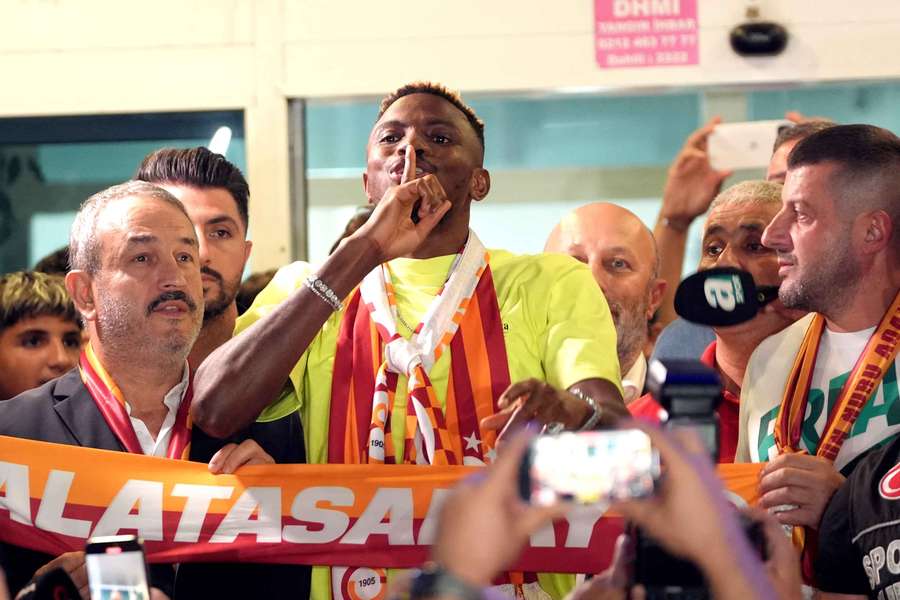 Victor Osimhen hilst velkommen af Galatasarays fans