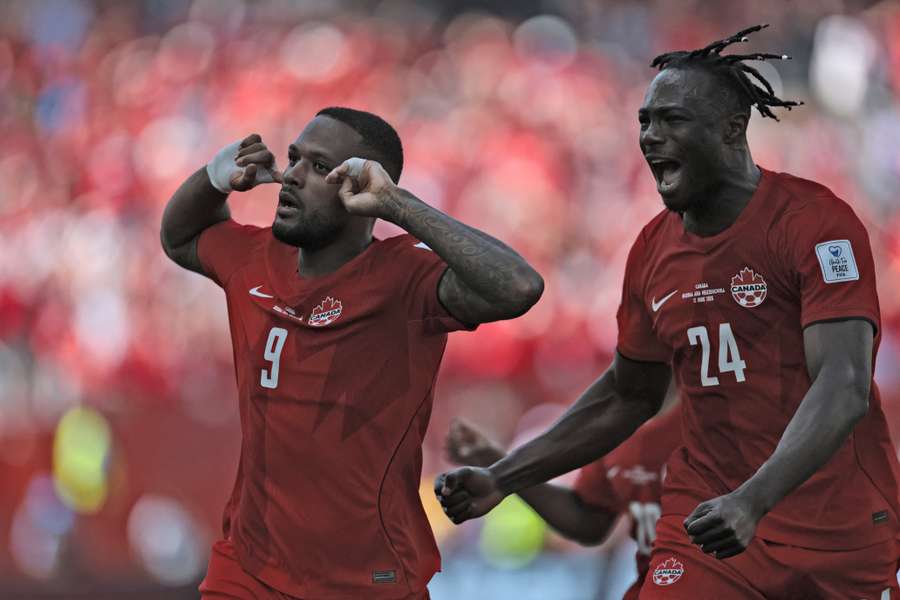 Cyle Larin comemora seu gol, que trouxe o primeiro ponto do Canadá em Copas