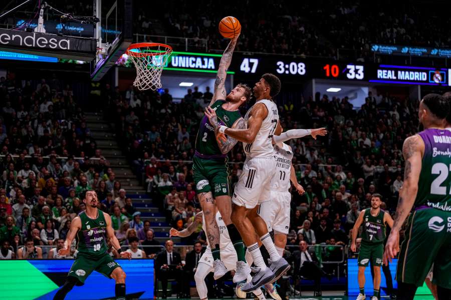 Balcerowski machaca el aro ante la presencia de Tavares en el último partido entre el Unicaja y el Real Madrid