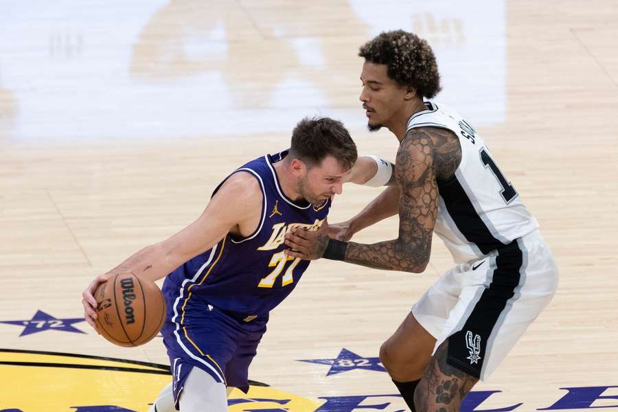 Doncić i Sochan podczas meczu Lakers ze Spurs Doncić i Sochan podczas meczu Lakers ze Spurs