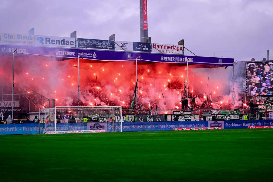 Auch gegen Osnabrück brannten die Ultras von H96 Pyros ab.