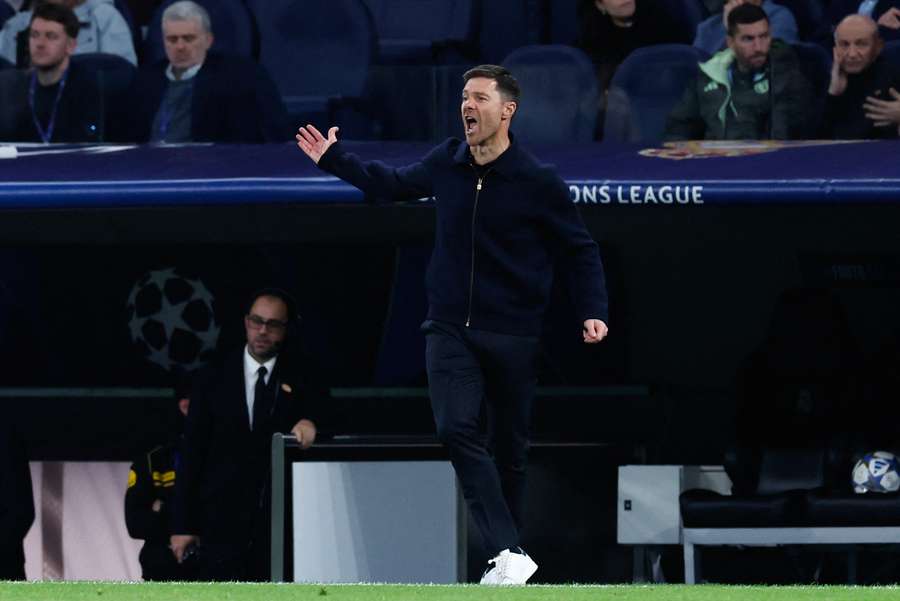 Xabi Alonso sur le banc du Real contre City. Xabi Alonso sur le banc du Real contre City.