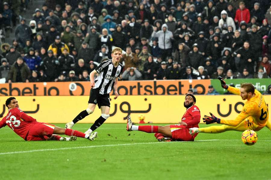 Grande golo de Gordon a colocar o Newcastle em vantagem