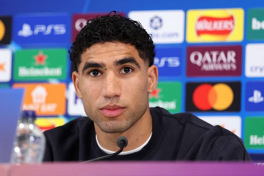 Hakimi face à la presse ce lundi.