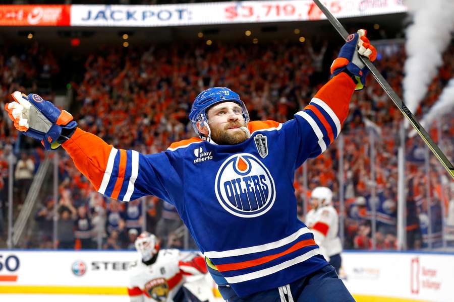 Draisaitl célébrant le but victorieux.