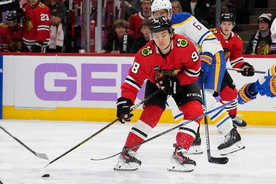 Jedna draftová jednotka bráni druhú. Vzadu Erik Johnson (draft 2006) proti Connorovi Bedardovi (2023).