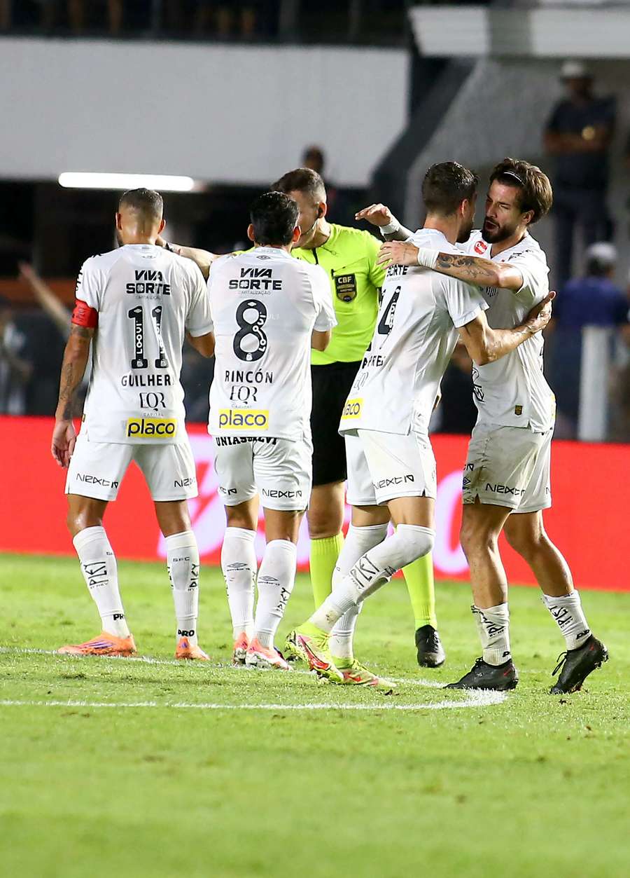 Lautaro salvou o Santos com gol no fim da partida