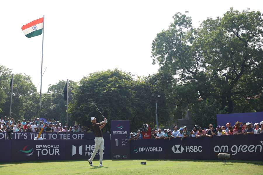 Adrian Meronk wybija piłkę z pierwszego tee podczas czwartego dnia DP World India Championship na Delhi Golf Club 18 października 2026 roku.