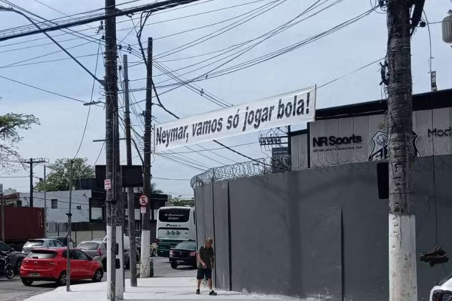 Faixa em frente ao centro de treinos