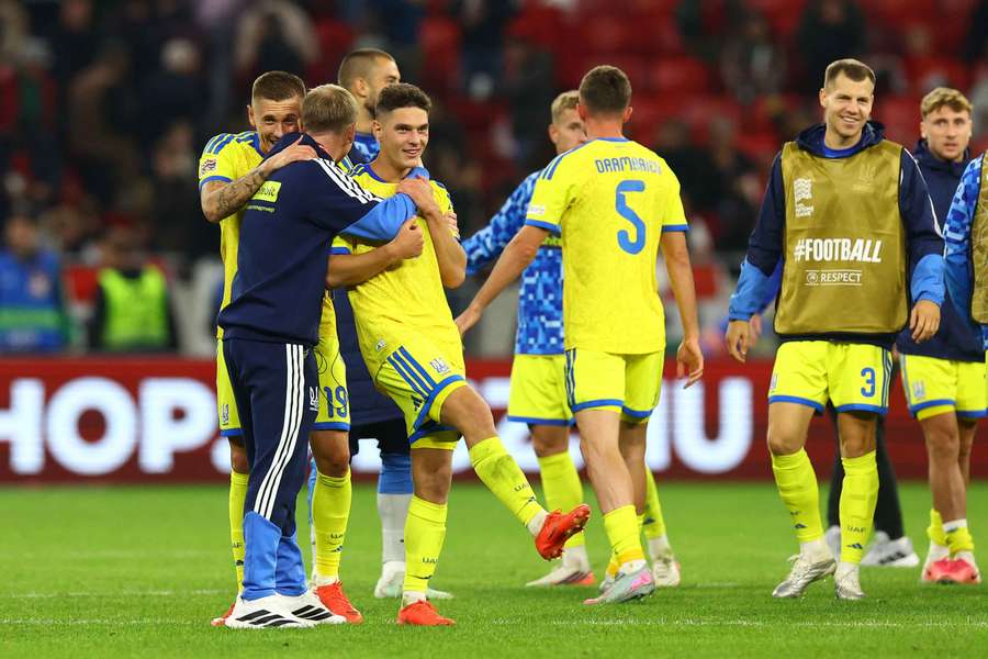 Sudakov com os companheiros da Ucrânia no final do jogo com a Hungria Sudakov com os companheiros da Ucrânia no final do jogo com a Hungria