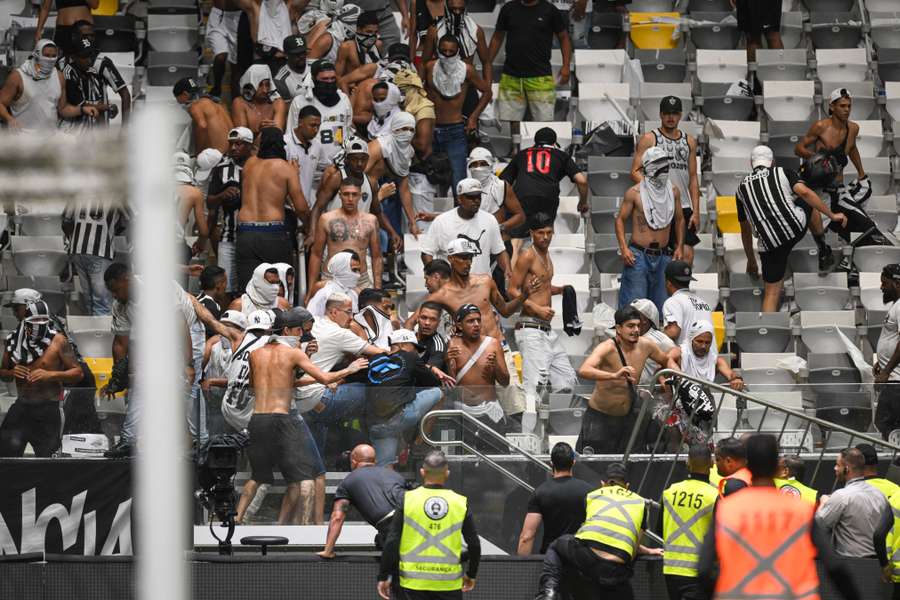 O gol do Flamengo iniciou uma grande confusão na Arena MRV