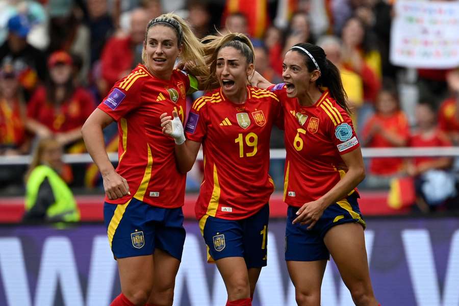 Aitana Bonmatí, Olga Carmona y Alexia Putellas celebran un gol.
