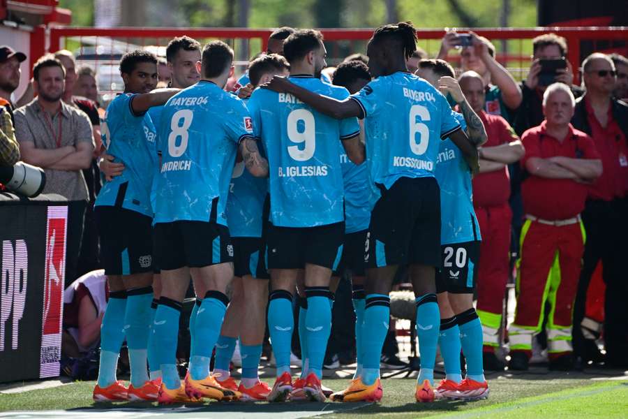 Bayer Leverkusen viert de 1-0 in Berlijn en loopt verder uit op Bayern