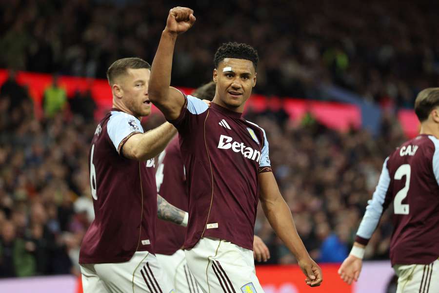 Ollie Watkins marcou duas vezes na goleada do Aston Villa sobre o Liverpool