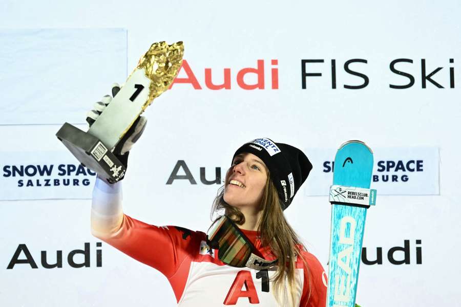Rastová si užíva trofej pre víťazku nočného slalomu vo Flachau.