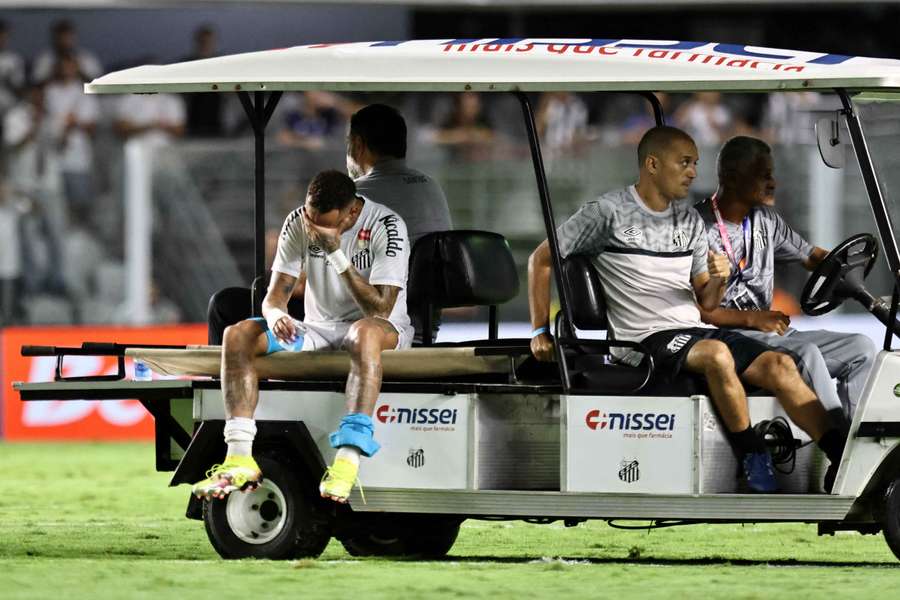 Neymar leaves the pitch after sustaining an injury 