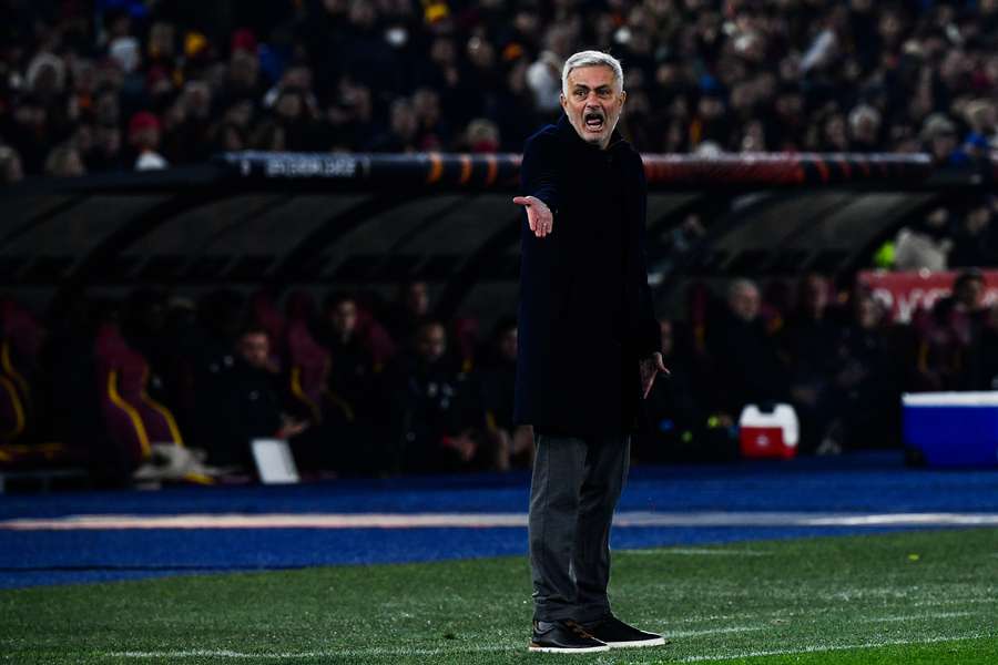 José Mourinho assegurou, no final do encontro, ter reagido às ofensas que lhe foram dirigidas pelo quarto árbitro