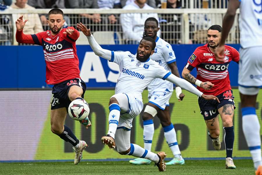 Auxerre doma s Lille prohrávalo, ale M'Baye Niang vyrovnal na konečných 1:1, oba góly padly z penalt.