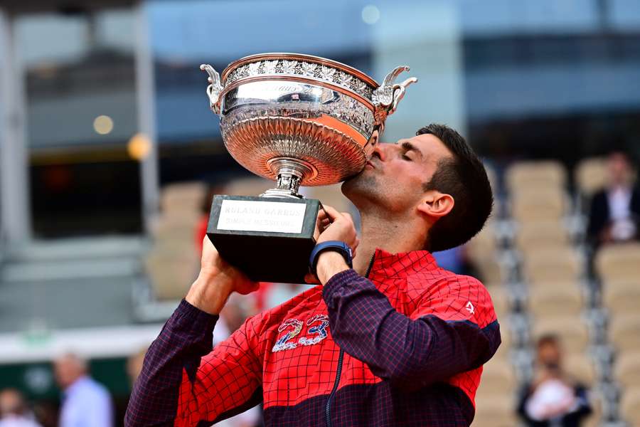 Novak Djokovic kysser sit trofæ.