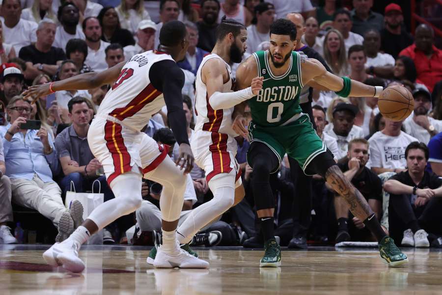 Jayson Tatum de los Boston Celtics conduce contra Caleb Martin de los Miami Heat