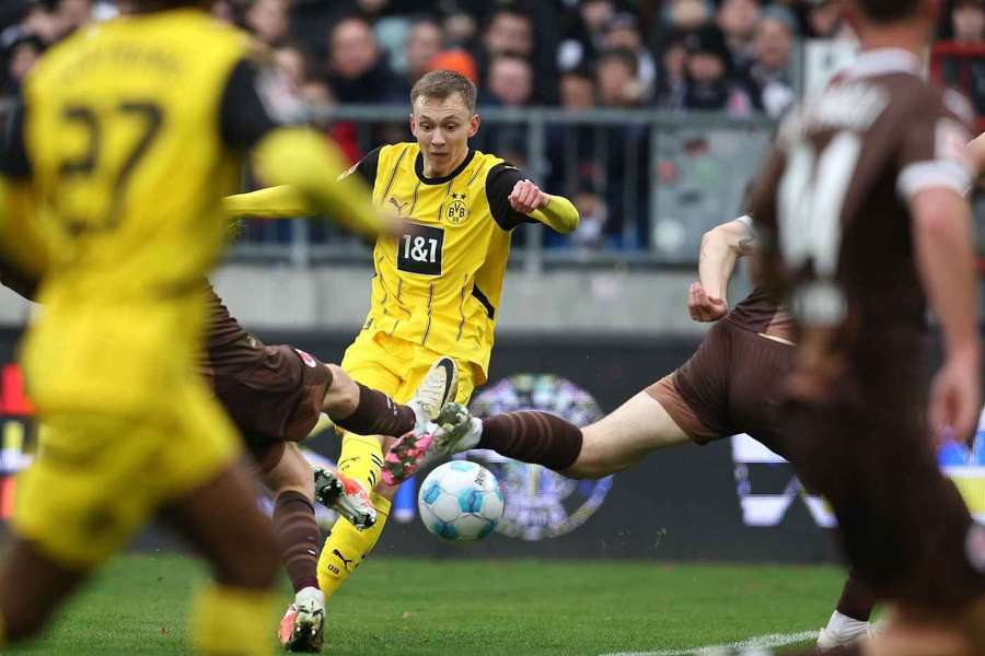 BVB-Profi Maximilian Beier beim Torabschluss