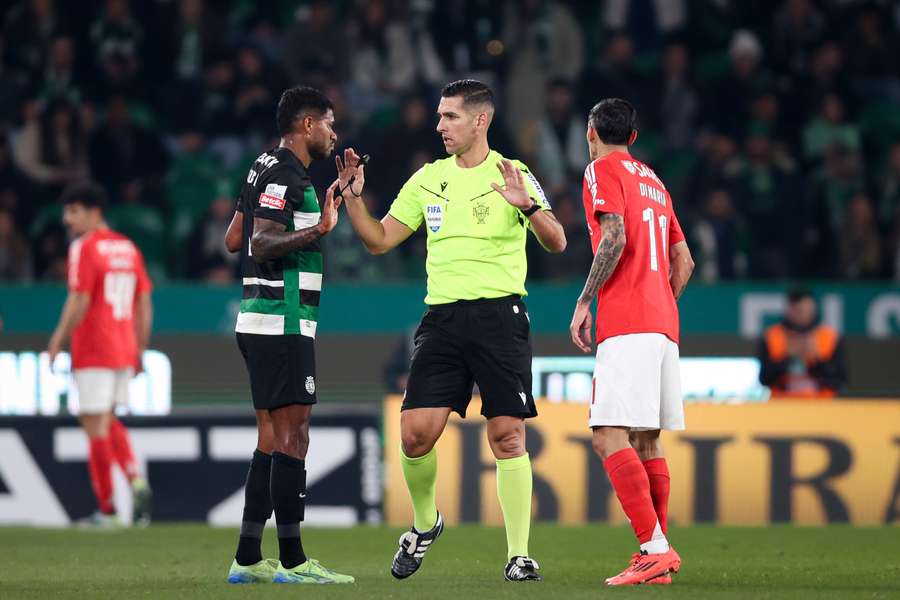 Otamendi criticou o pouco tempo de descontos