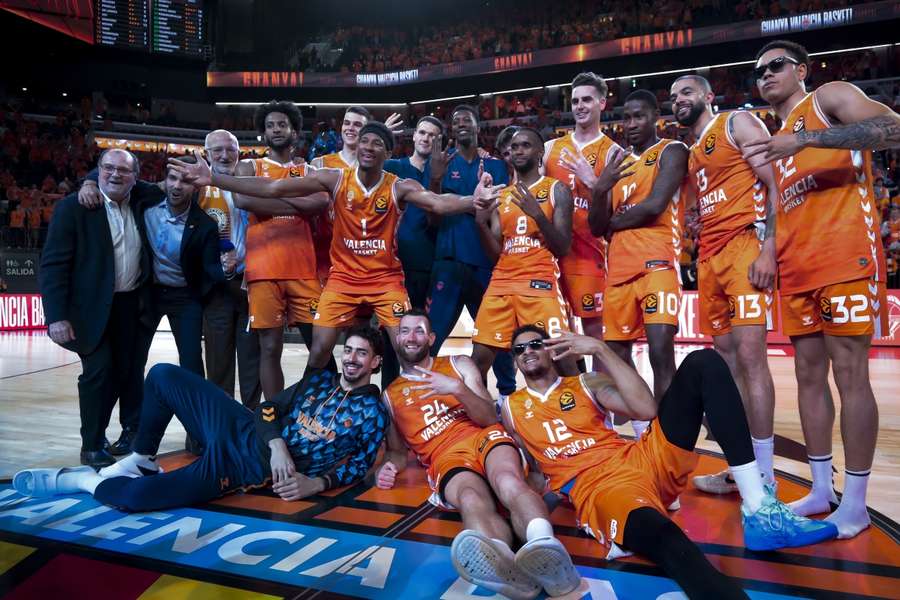 Los jugadores del Valencia Basket celebran su pase a la Final Four Los jugadores del Valencia Basket celebran su pase a la Final Four