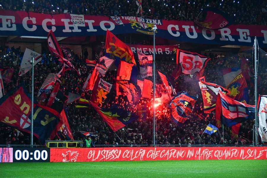 Fanii echipei Genoa la meciul cu Hellas Verona