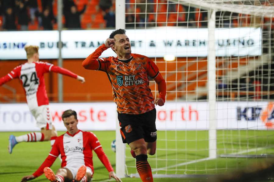 Clubtopscorer Van Mieghem bijft jaar langer bij FC Volendam door clausule