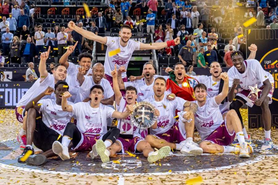 Los jugadores del Força Lleida celebran su ascenso en la pista