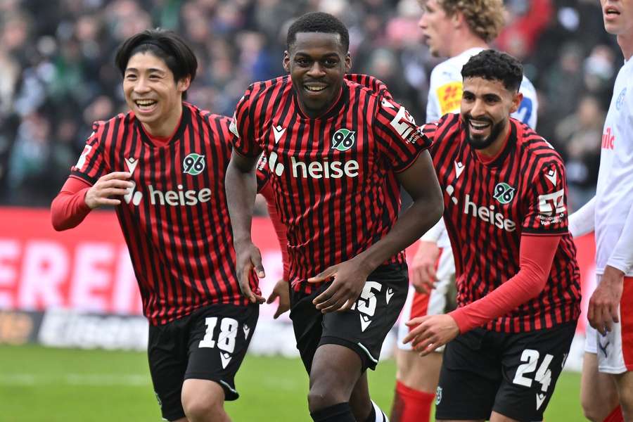 Noel Aseko feiert das zwischenzeitliche 2:0 für Hannover 96 gegen Holstein Kiel.