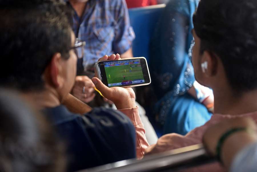 Aficionados ven la final del Mundial de cricket en 2023