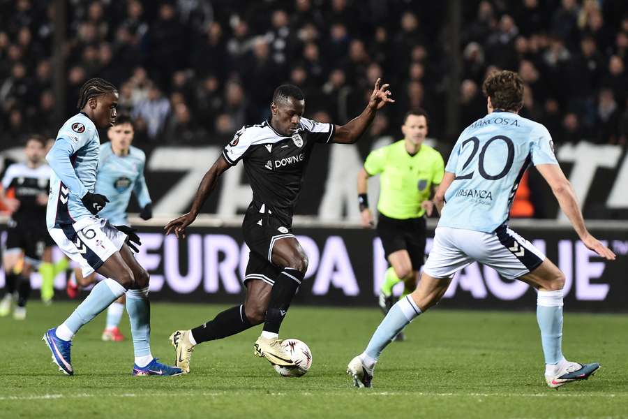 El centrocampista guineano del PAOK Mohamed Mady Camara lucha por el balón con el centrocampista guineano Ilaix Moriba y el defensa español Marcos Alonso durante el partido de ida de la ronda de play-off de la UEFA Europa League, en el partido entre el PAOK FC y el RC Celta de Vigo en el Toumba stadium en Salónica el 19 de febrero de 2026.